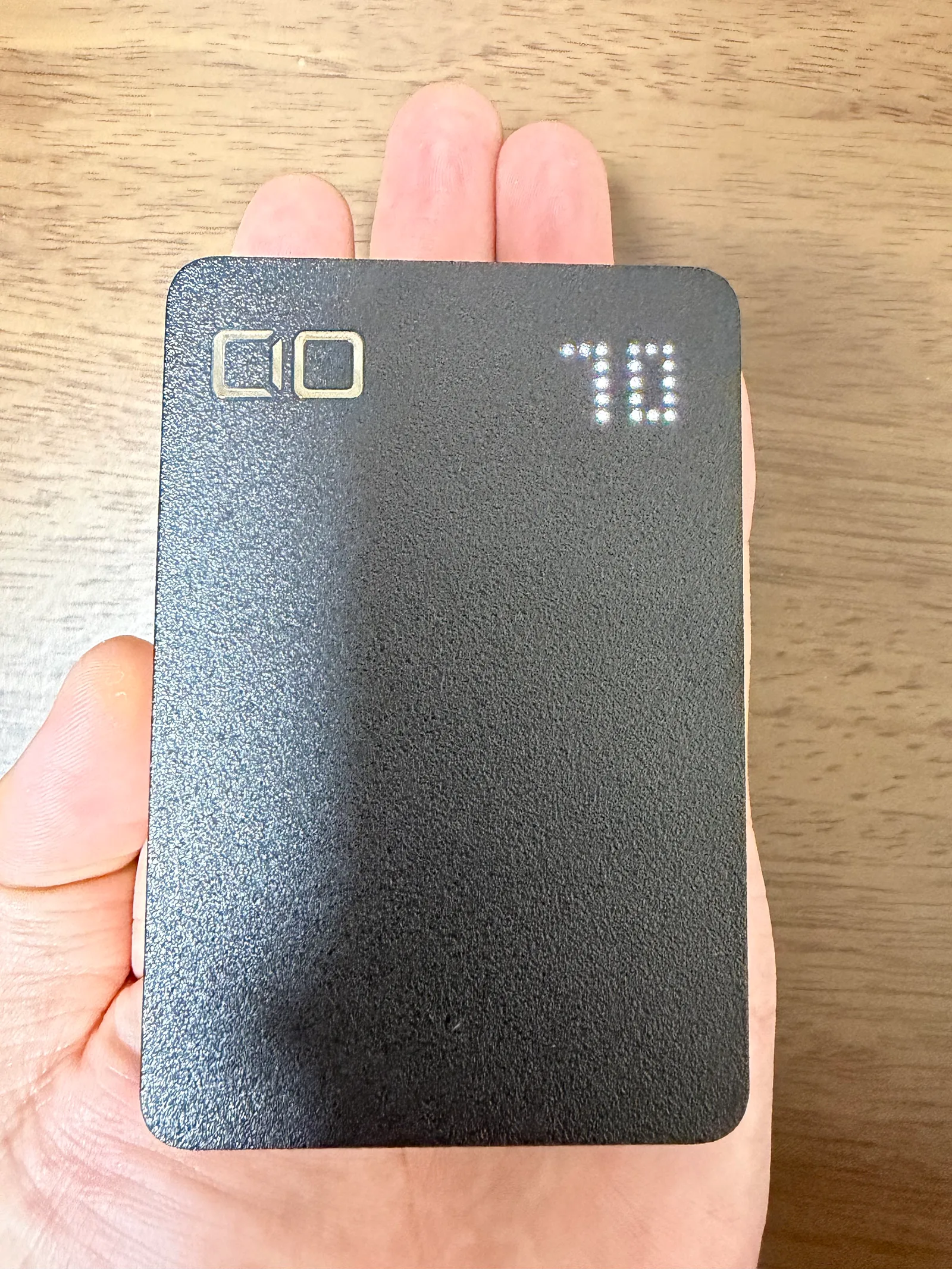 手のひらに載せたSMARTCOBY Pro SLIM SSとデジタル残量表示