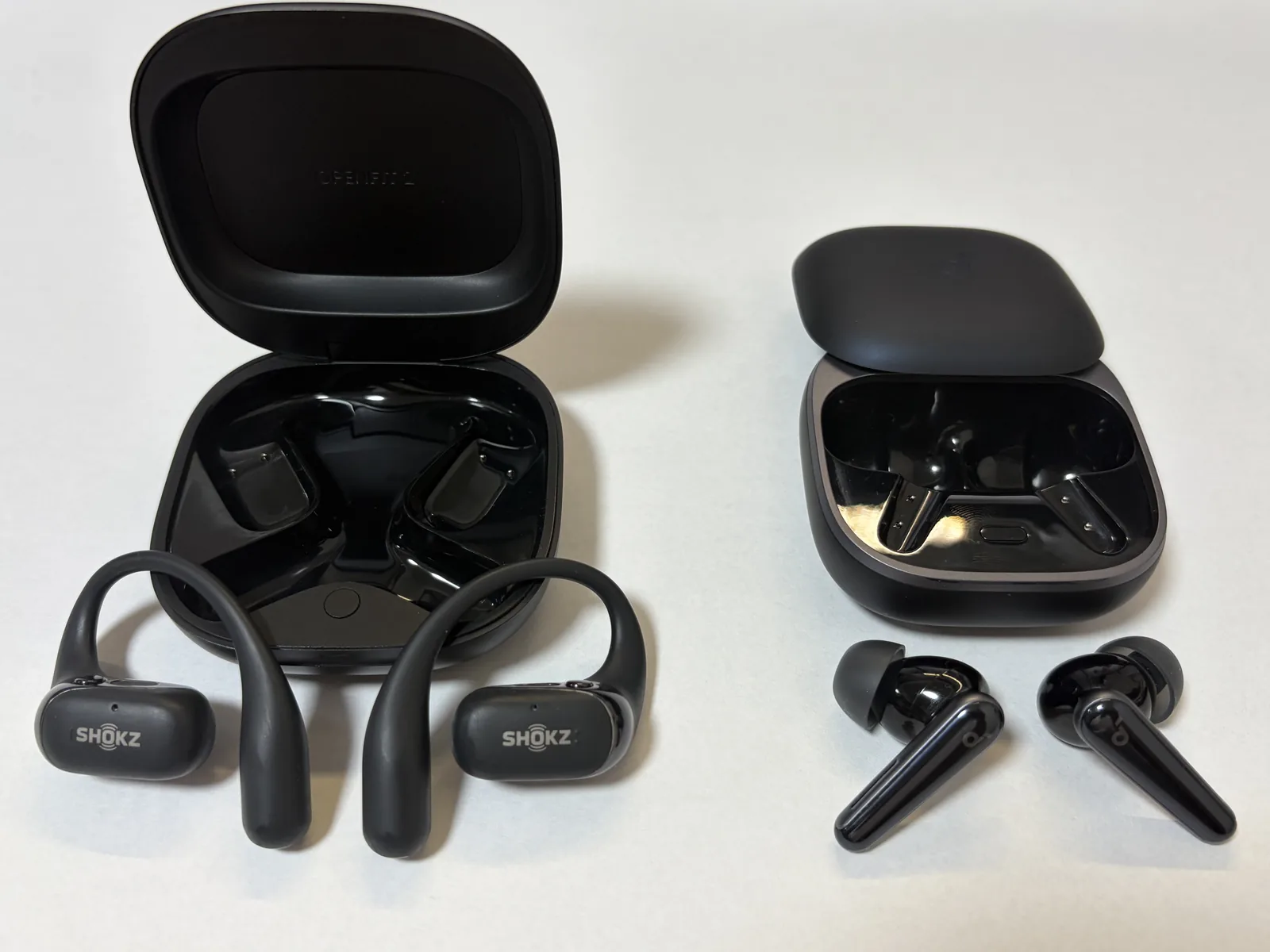 OpenFit 2とLiberty 5の本体と充電ケースを並べた比較