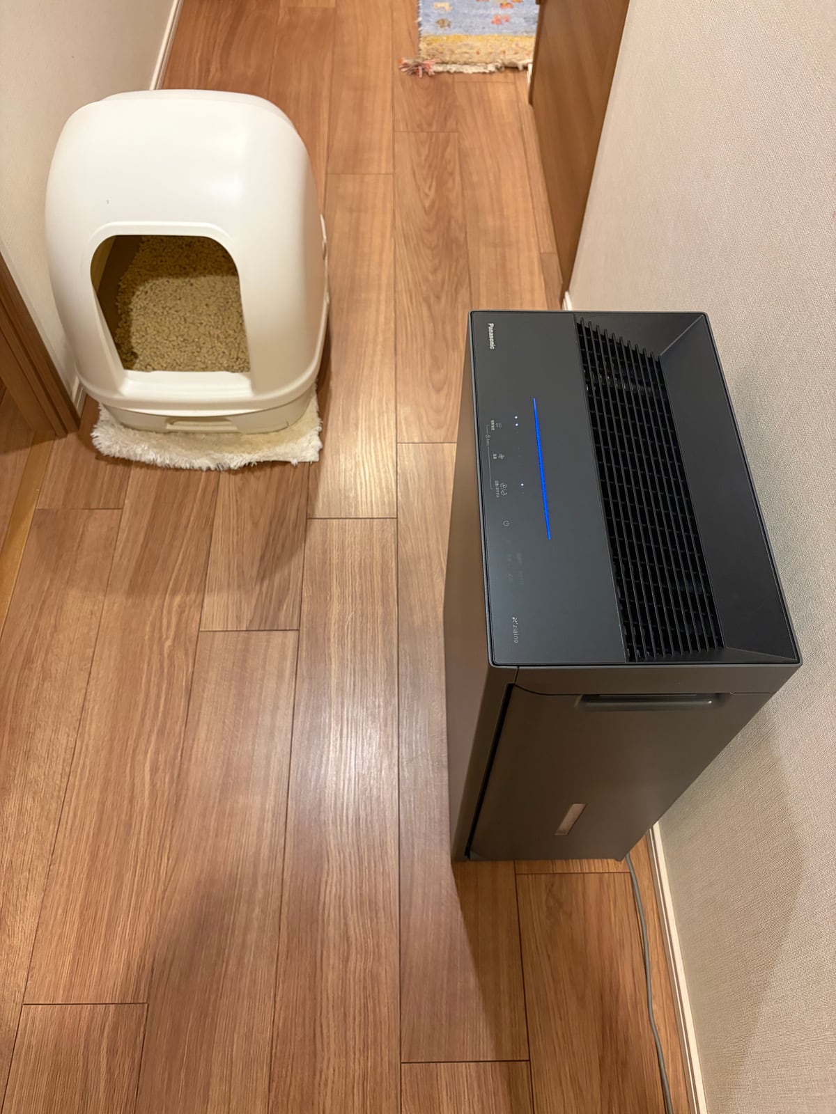 7畳寝室横の廊下で猫トイレのすぐ横へ設置したF-MV5000C