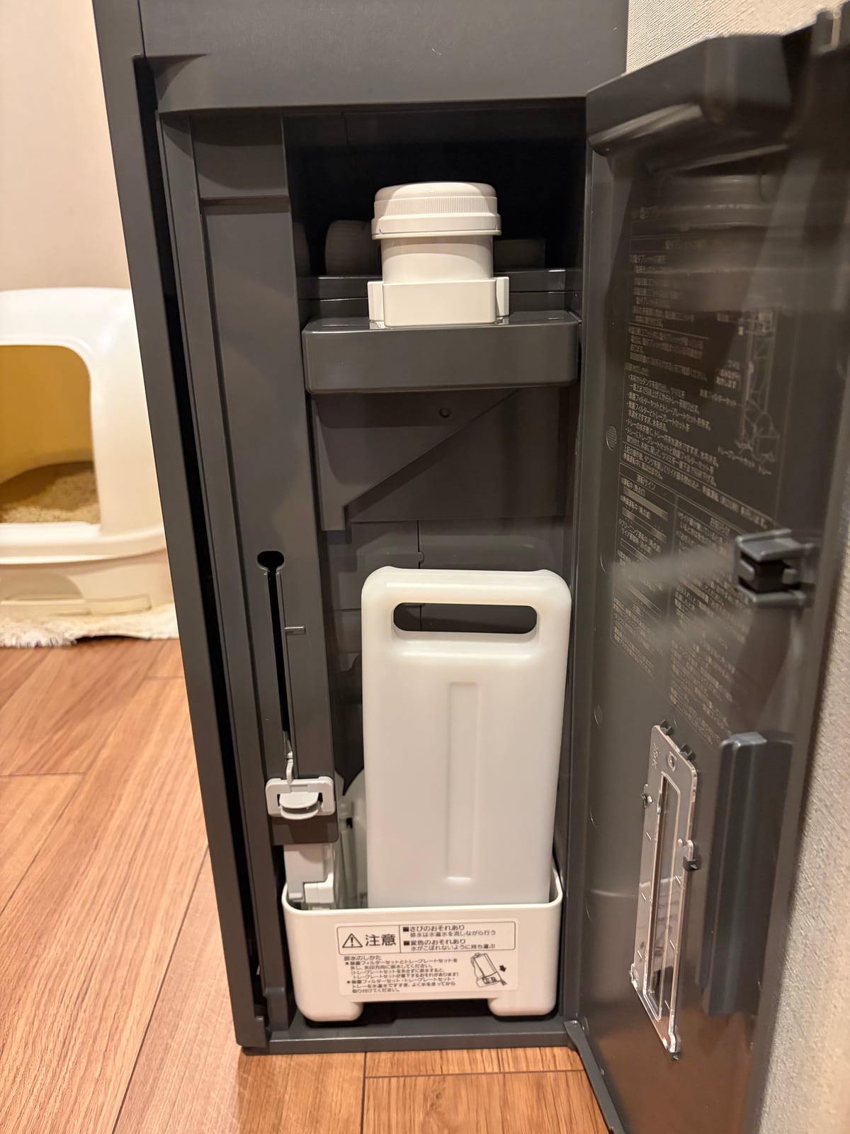 前面扉を開けたF-MV5000Cの本体内部