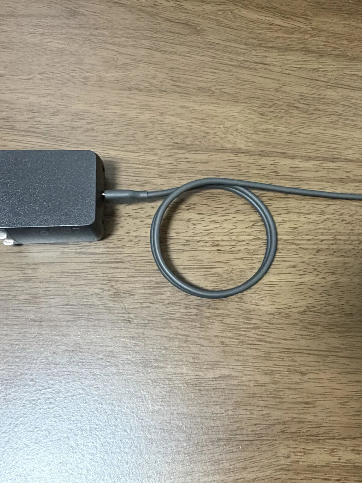 一部を巻いたまま充電器につないだCIOスパイラルシリコンケーブル