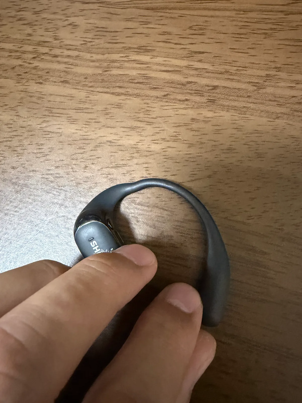 別の角度から見たOpenFit 2のイヤーフック破損箇所