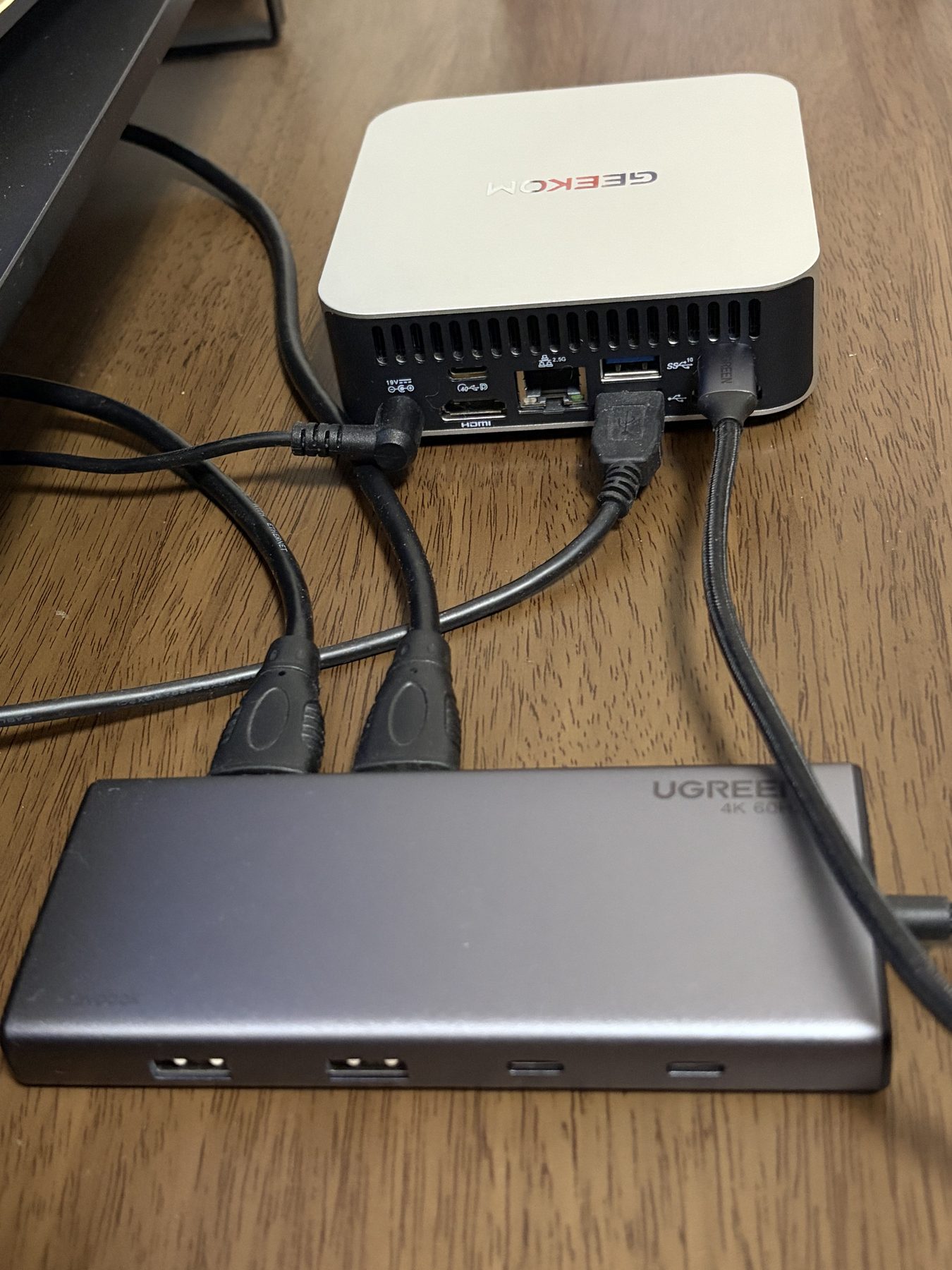 GEEKOM A6の背面へ接続したUGREEN Revodok Pro 308のUSB Type-Cケーブル