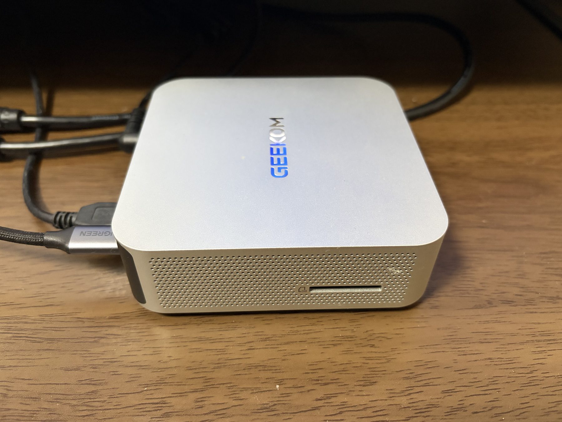 GEEKOM A6側面の通気孔とSDカードスロット