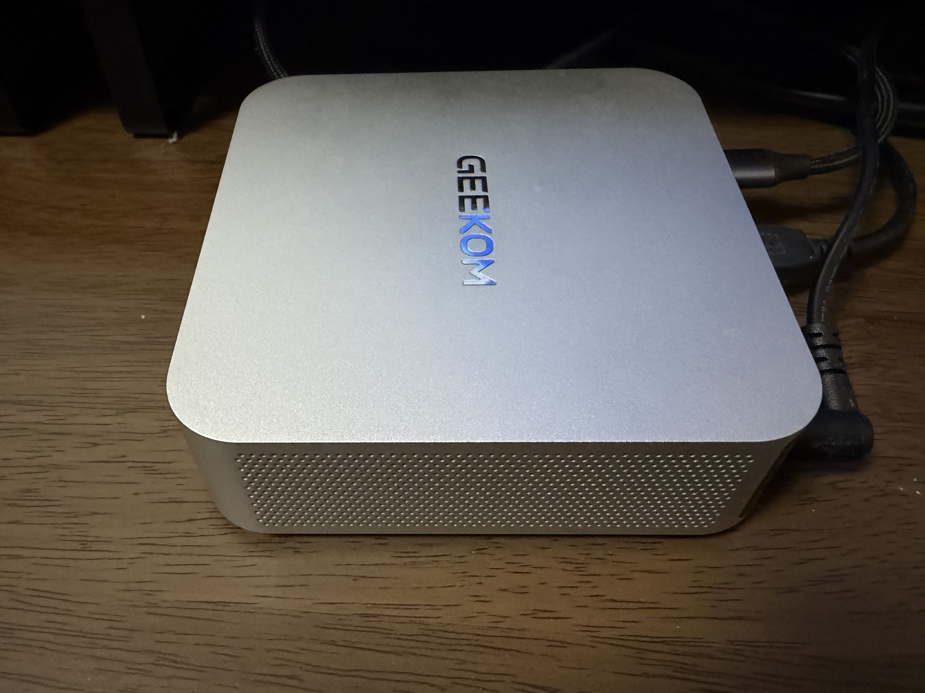 モニター台の下に収まるGEEKOM A6の本体