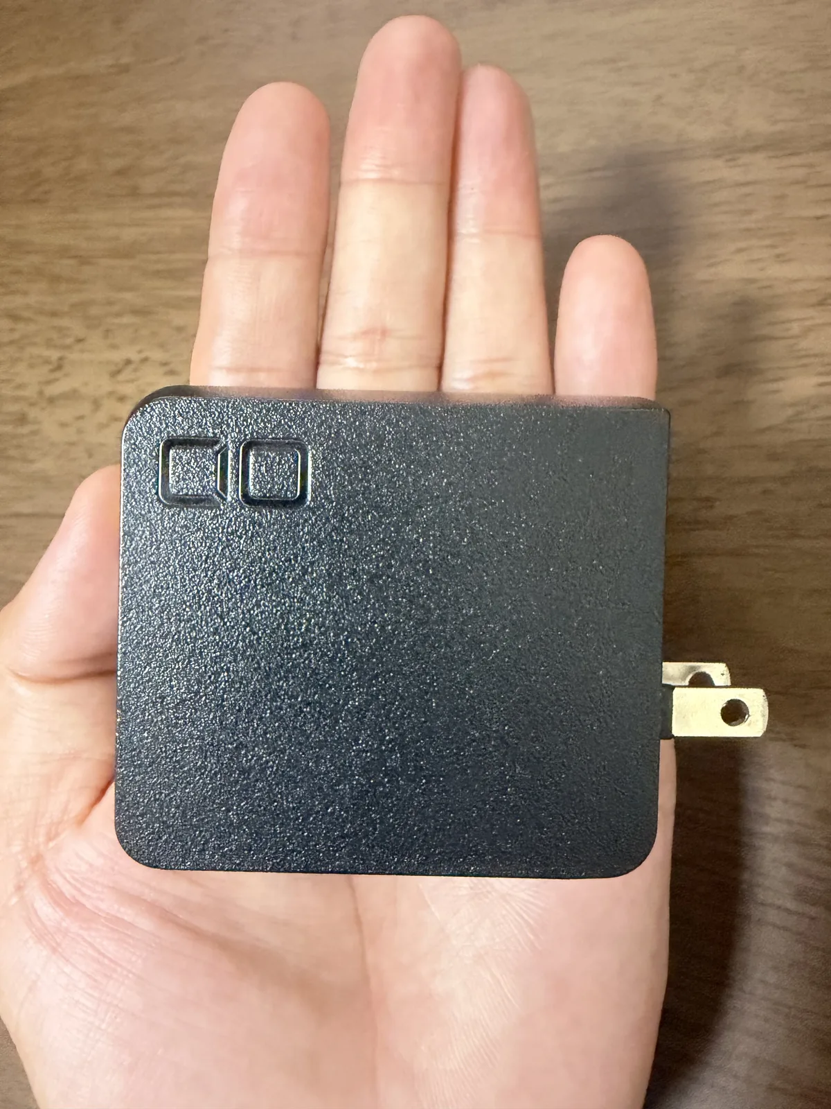 手のひらに載せたCIO NovaPort TRIOⅡ 140W3C
