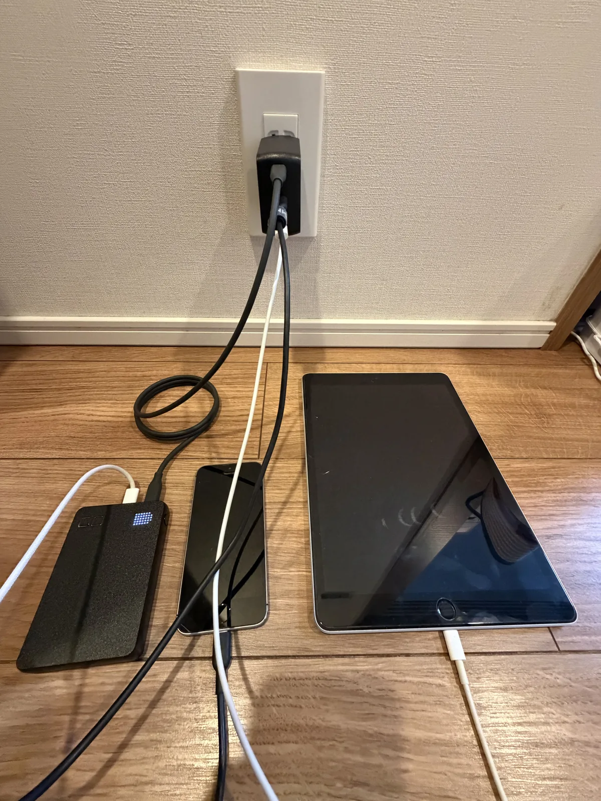 旅行時の接続を再現したCIO NovaPort TRIOⅡ 140W3Cと3系統の機器