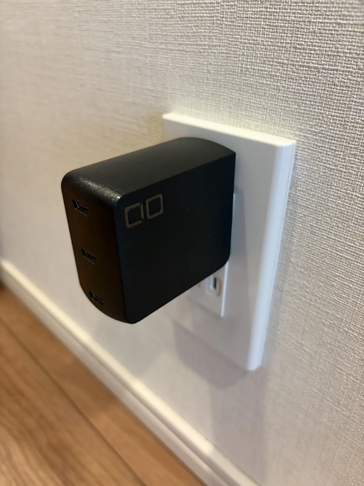 CIO NovaPort TRIOⅡ 140W3Cを壁コンセントへ直接挿した状態