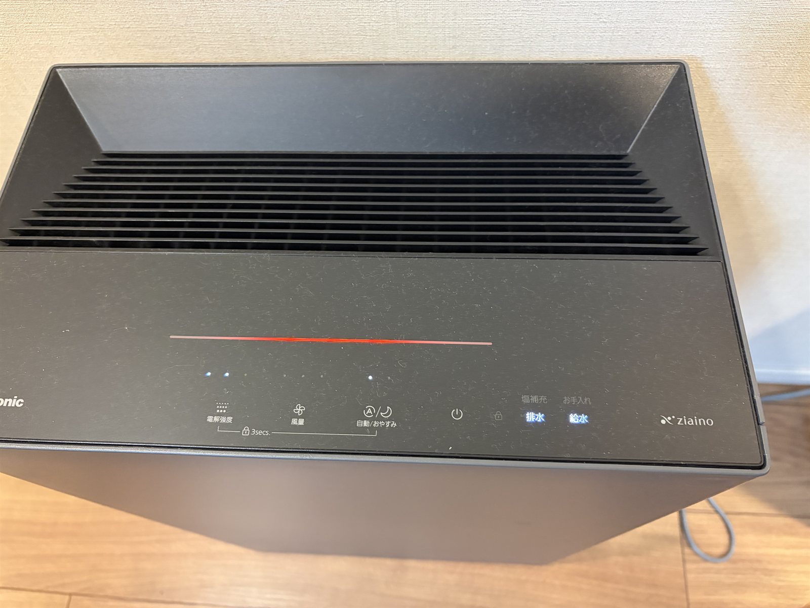 給水ランプと排水ランプが点灯したF-MV5000Cの操作部
