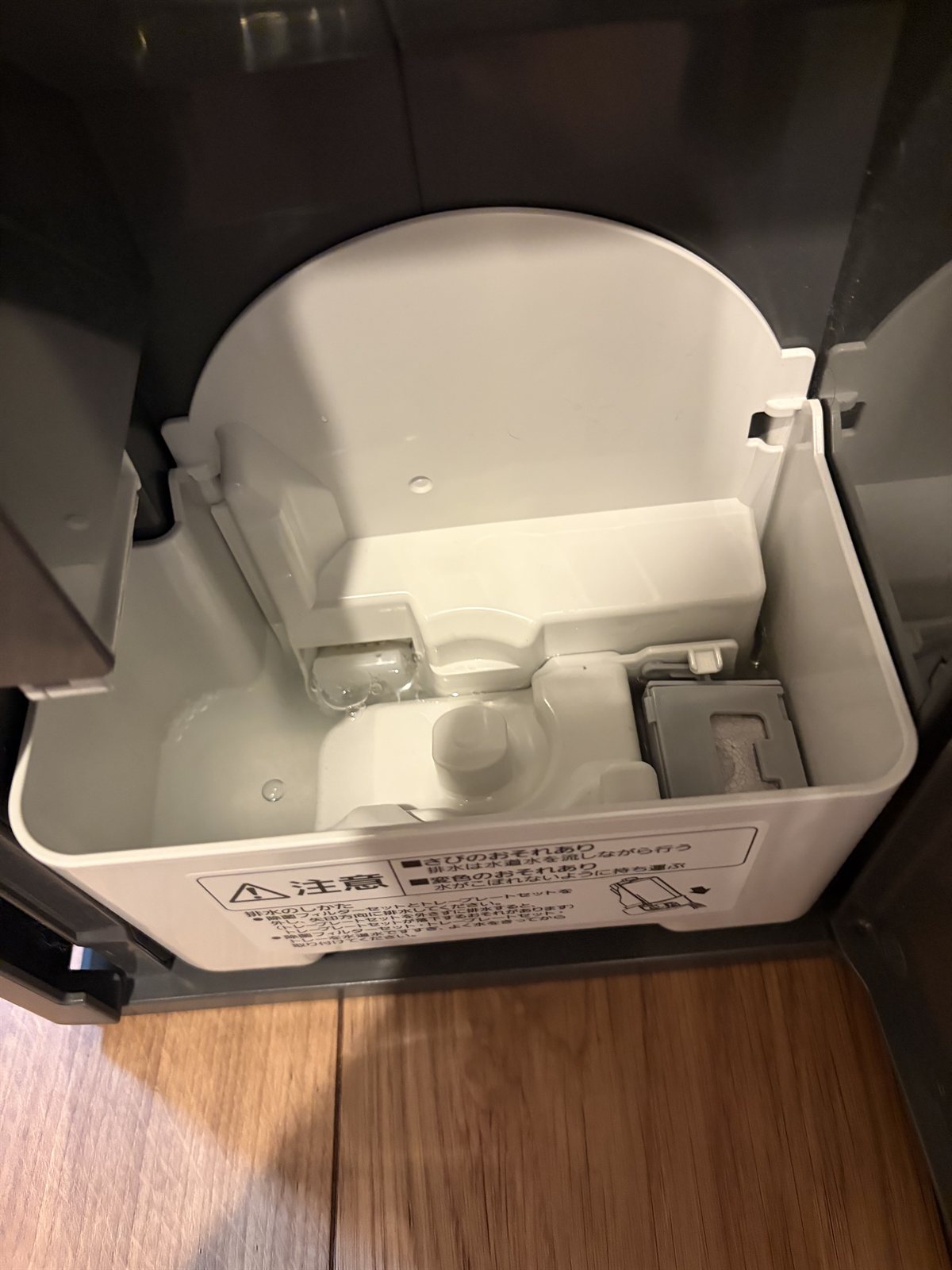 給水タンクを外したF-MV5000Cのトレー水