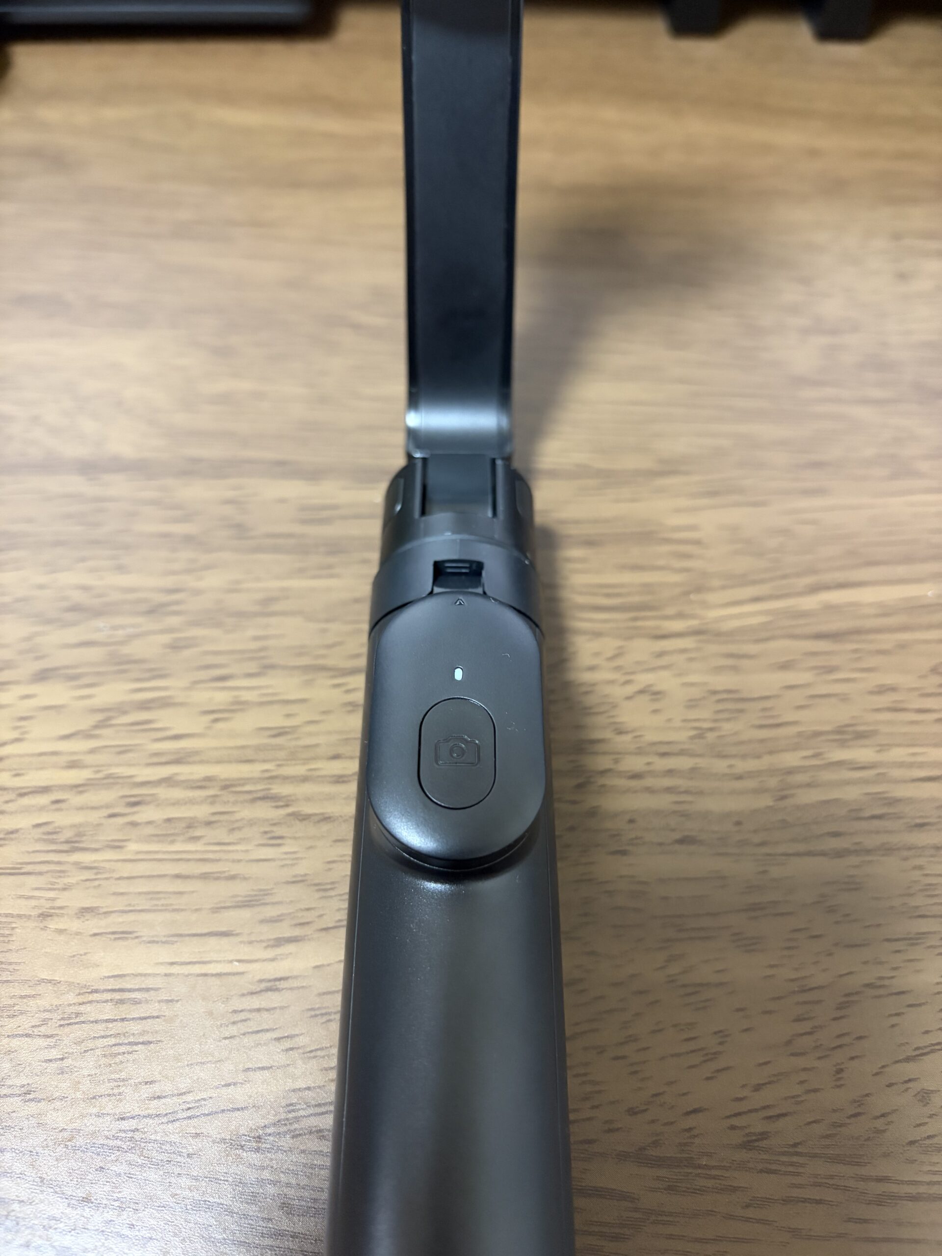 P-STSRM01085BKのグリップに収まったBluetoothリモコンユニット