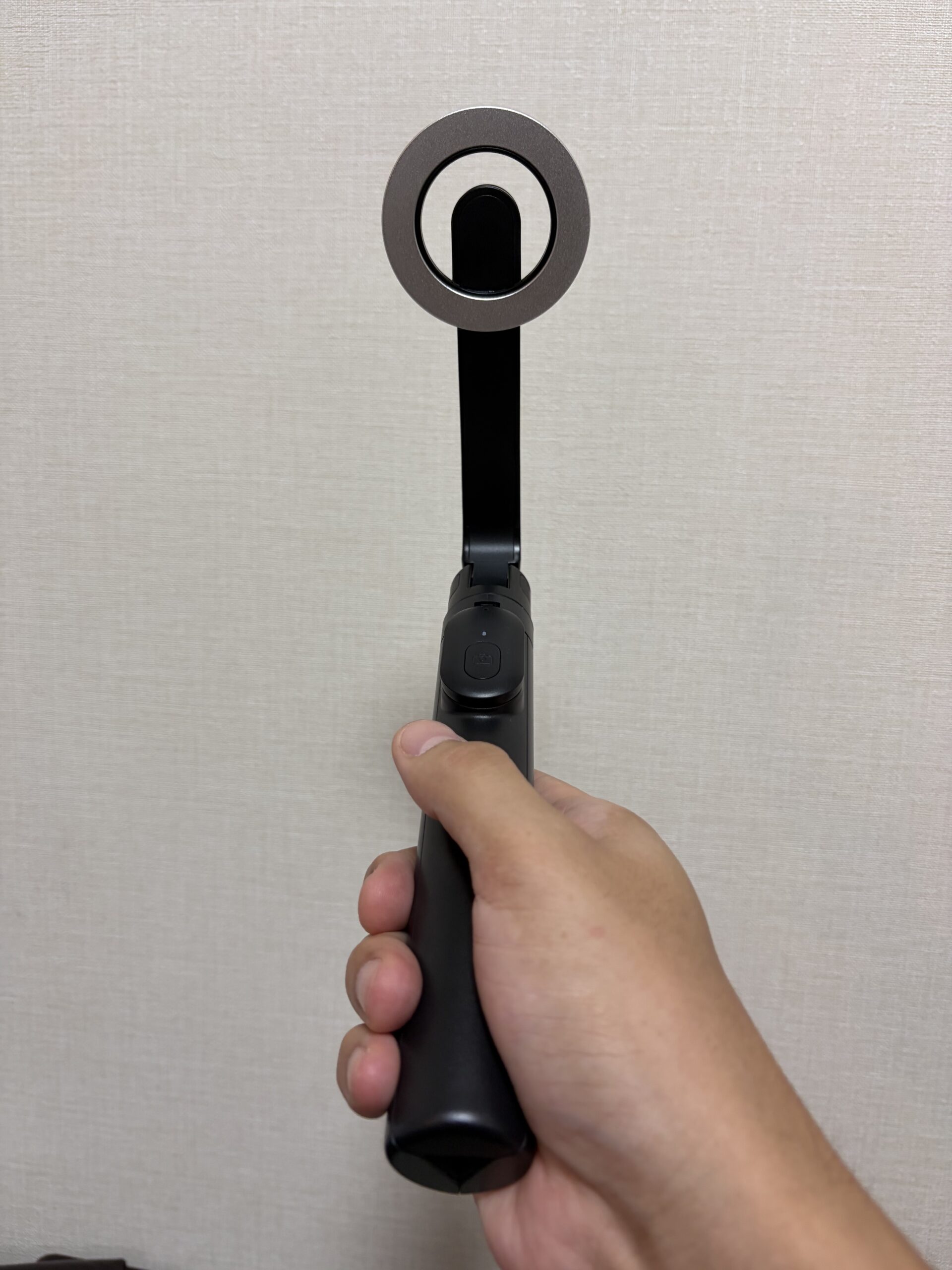 マグネット部分とグリップを手に持ったP-STSRM01085BK