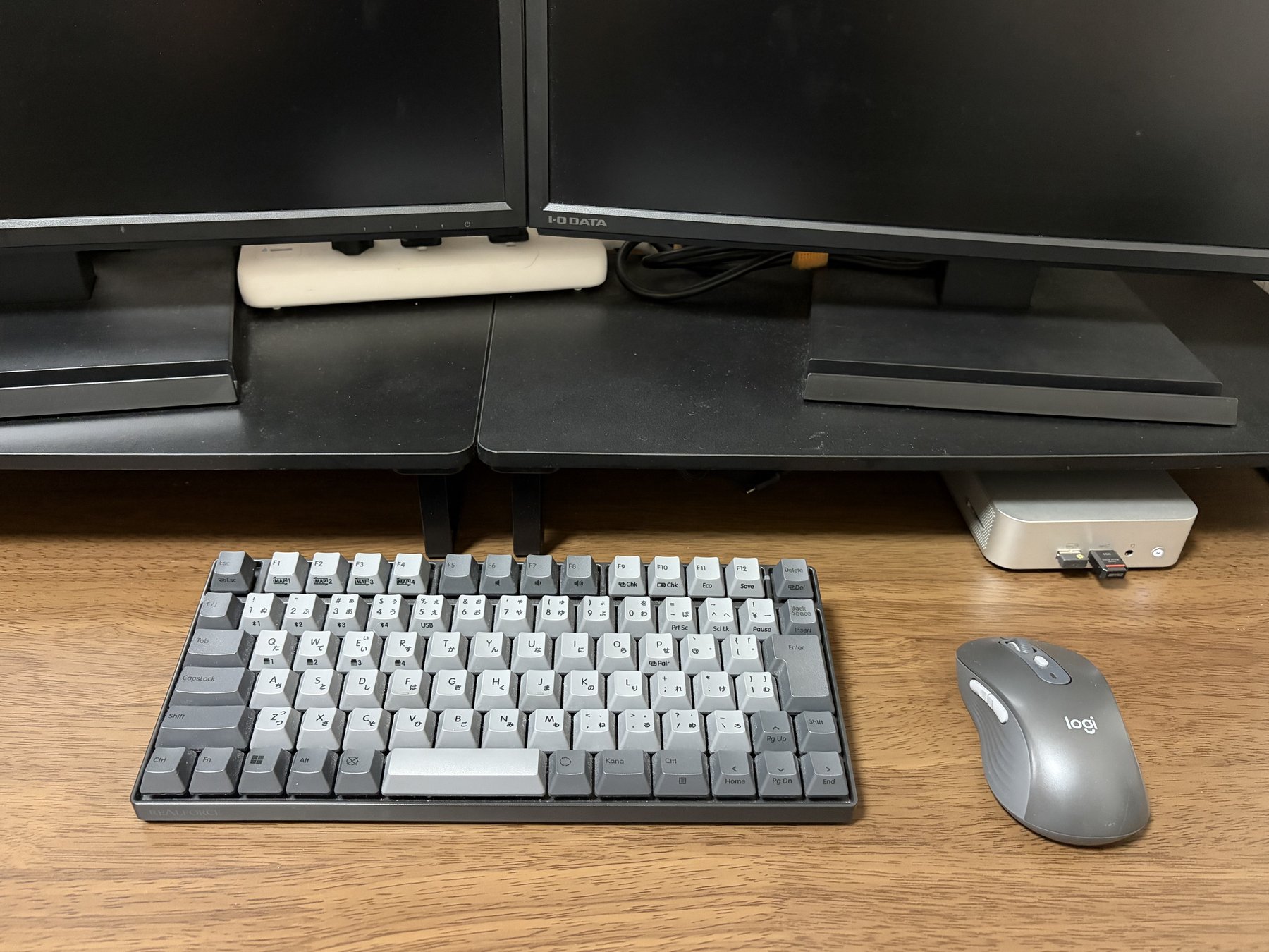 24型モニター2台の前に置いたREALFORCE RC1