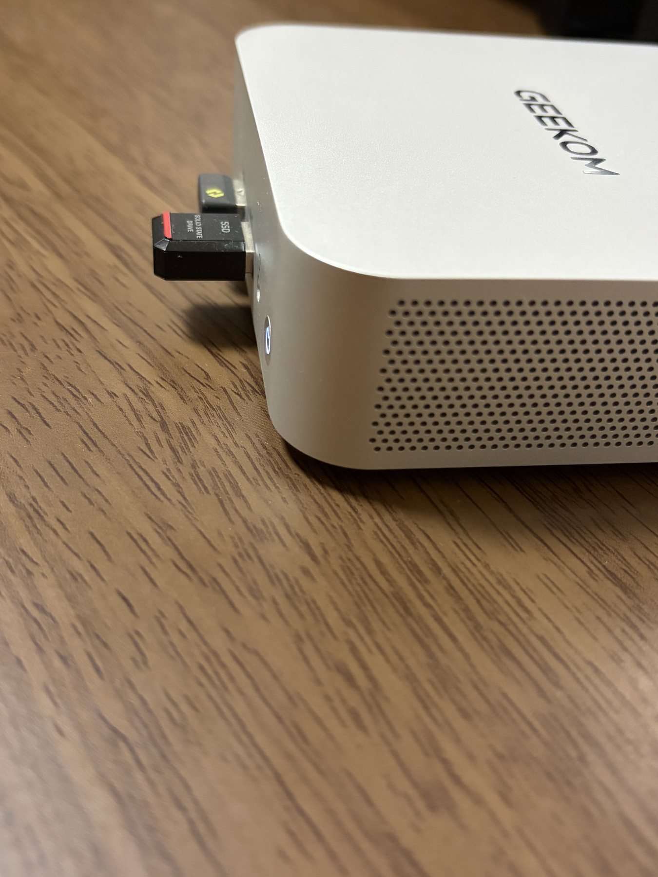 GEEKOM A6に接続したSSD-PST1.0U3-BAを側面から見た状態