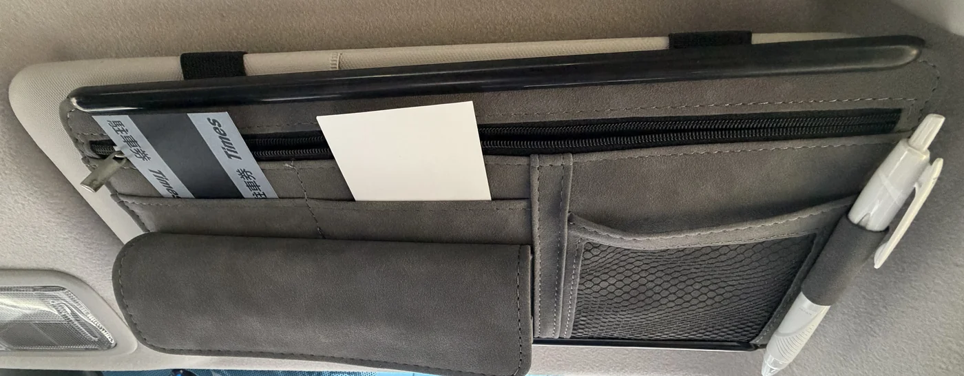 サンバイザーに取り付け、カードを収納したEast Leafのポケット