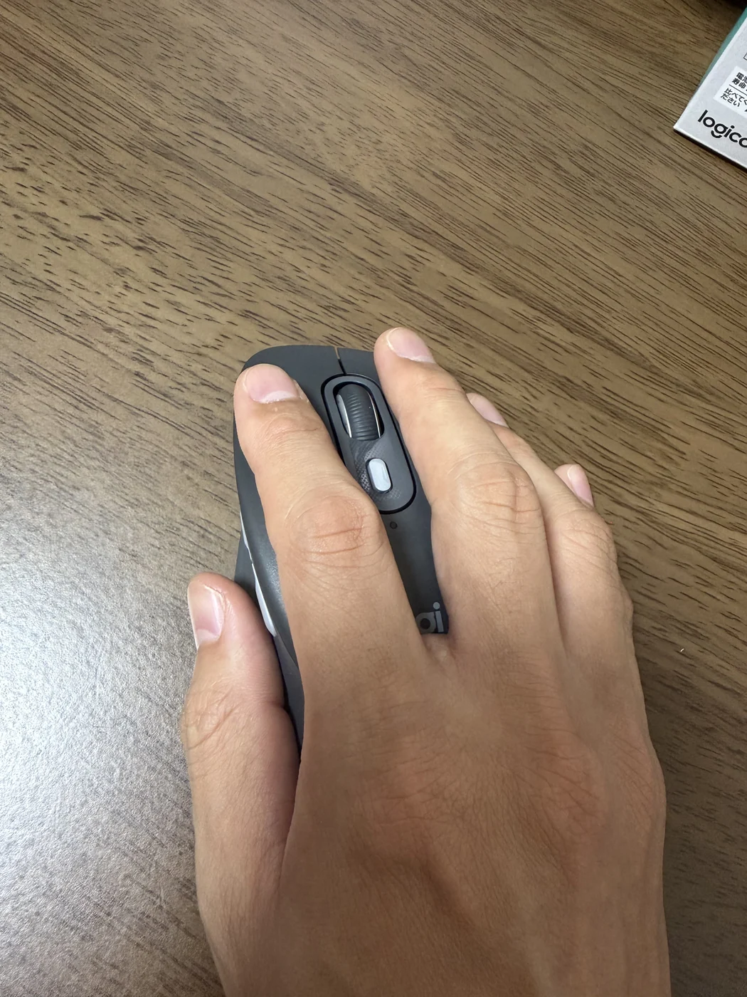 Logicool M840Lを右手で握った状態を上から見た写真