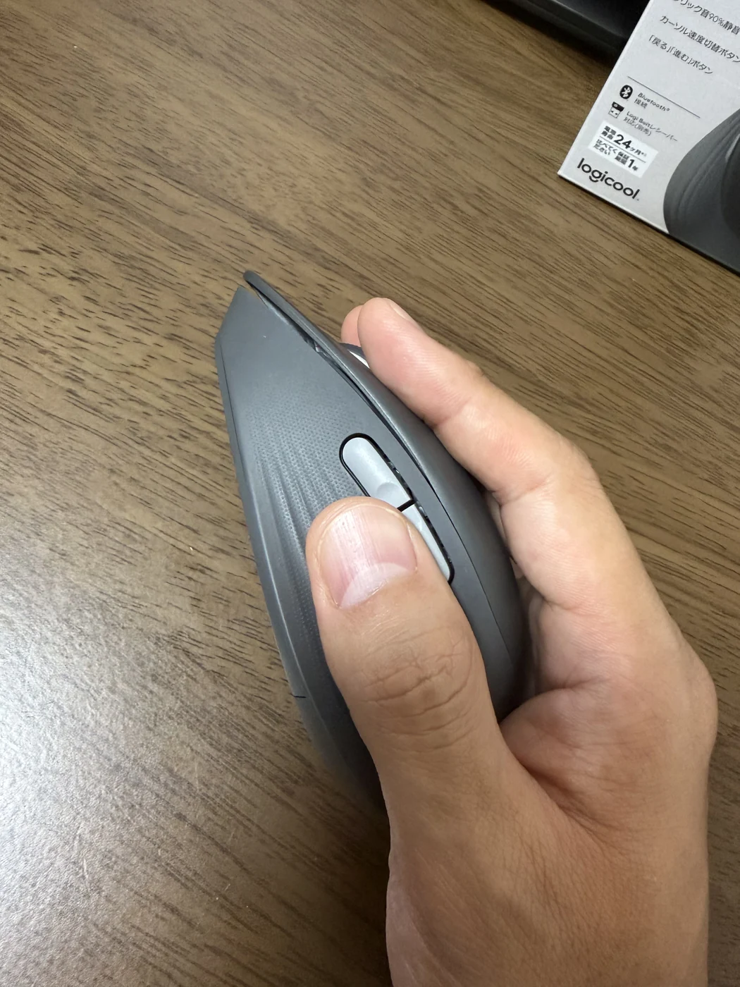 Logicool M840Lを握ったときの親指と側面ボタンの位置