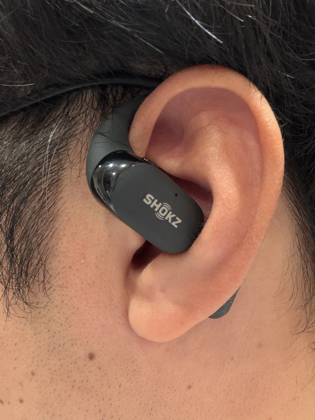 OpenFit 2+を実際に装着した耳元